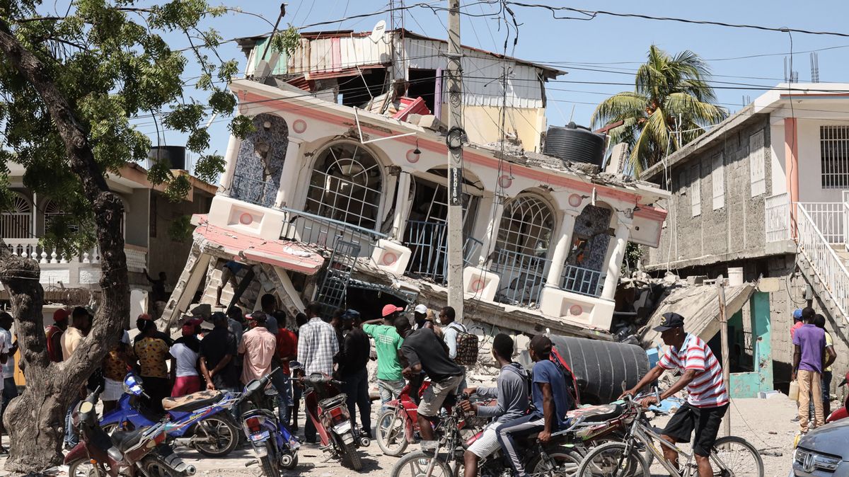 Naděje umírá poslední: Trosky na Haiti stále vydávají přeživší